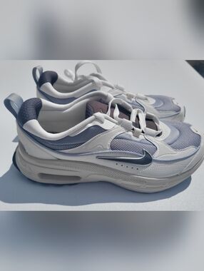 Women’s size 9 Nike Air Max Bliss NN sneakers NIB